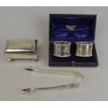 An Edwardian ring-box, Birmingham 1907 and a pair of William IV kings pattern sugar tongs,