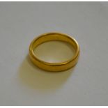 A 22ct yellow gold D-shaped wedding band, approx 4.