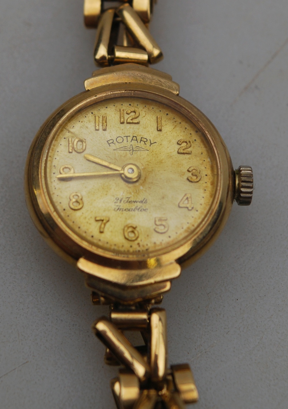 A lady's 9ct gold Rotary wristwatch with gilt dial and 21-jewel Incabloc movement,