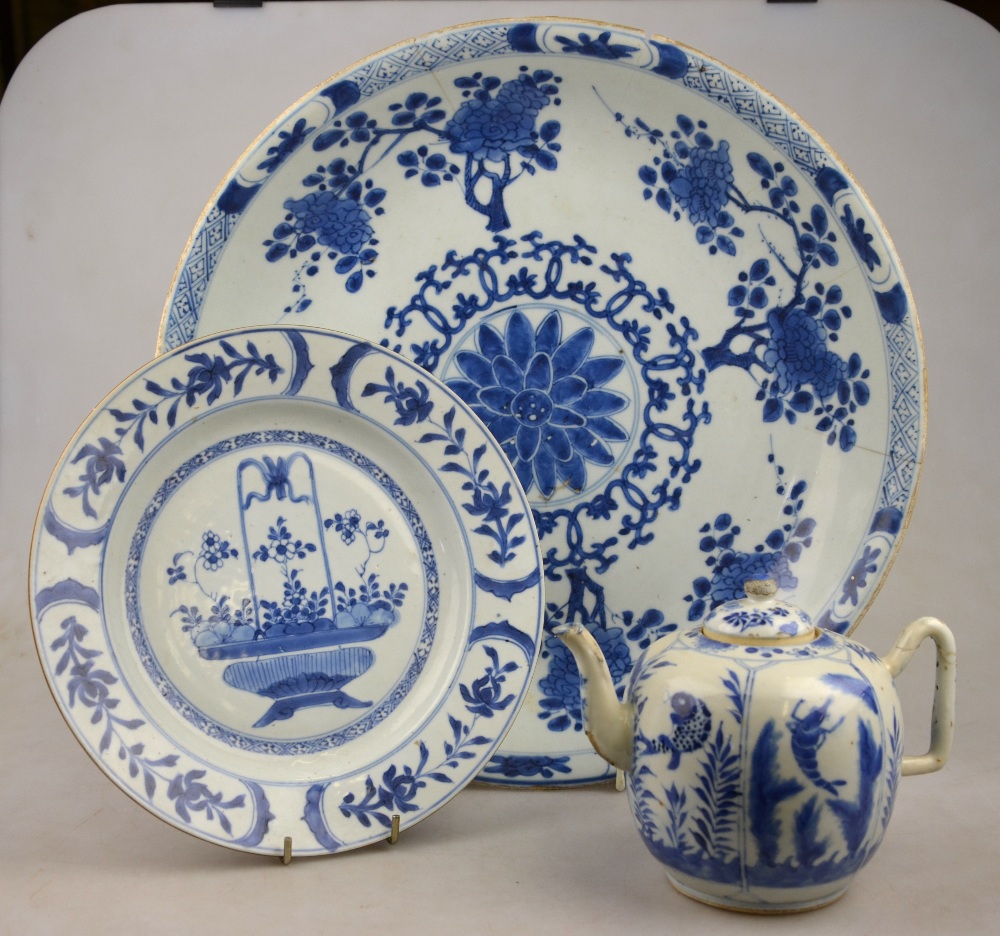 A Chinese 17th century blue and white dish decorated with a central flower head surrounded by