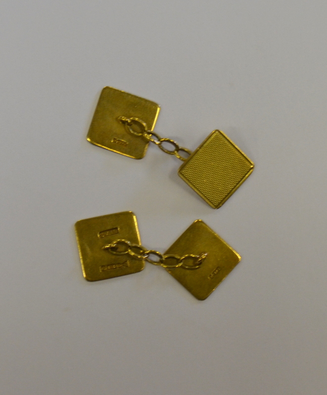 A pair of square engine-turned 9ct chain linked cufflinks, 5.