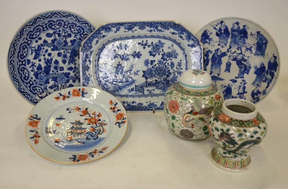 A Chinese 18th century blue and white chamfered meat dish decorated with flowers, buildings and pine - Image 5 of 15