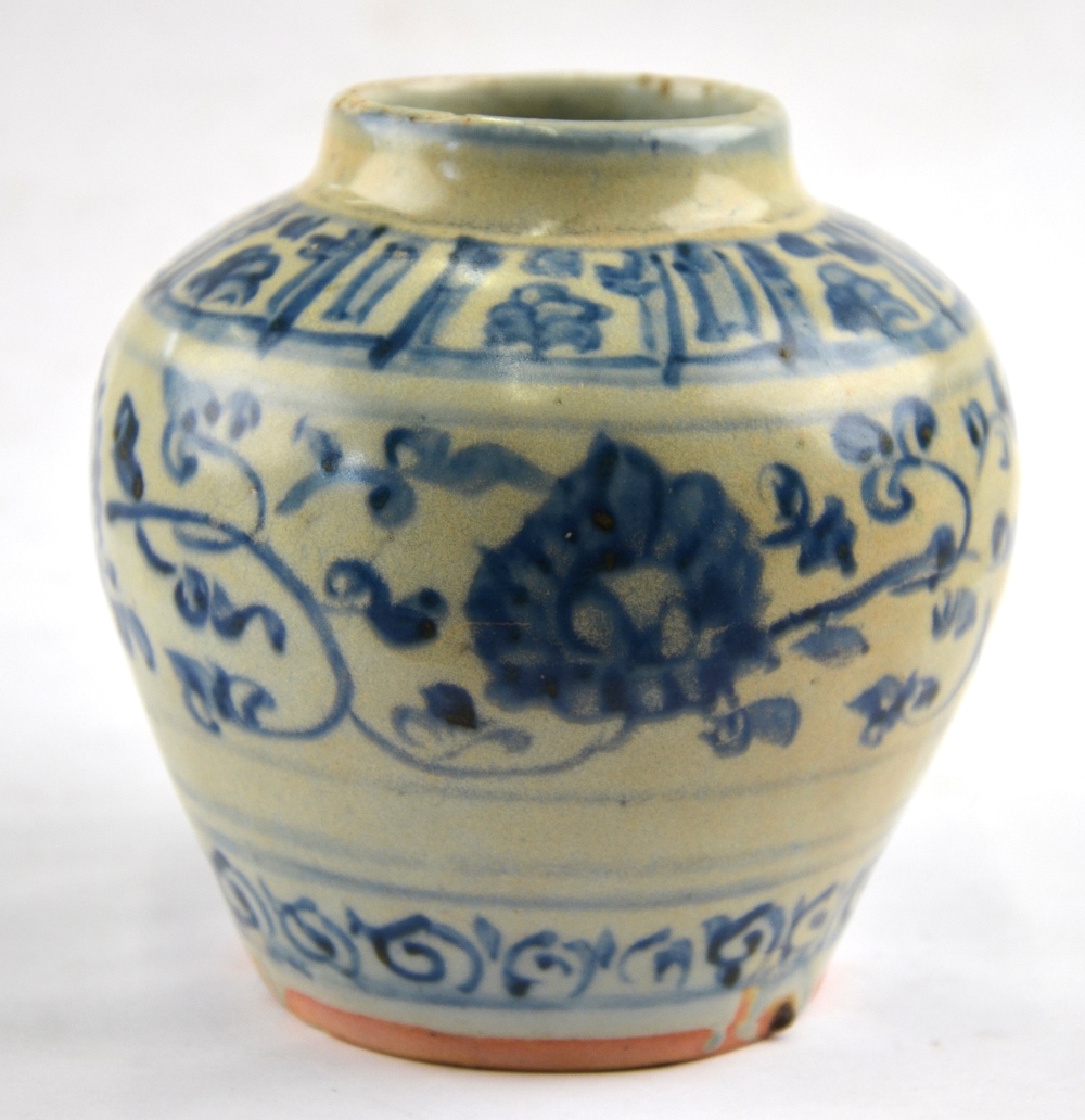 Chinese Ming Dynasty - small blue and white vase decorated with a central flower and leaf scroll, 10 - Image 4 of 5