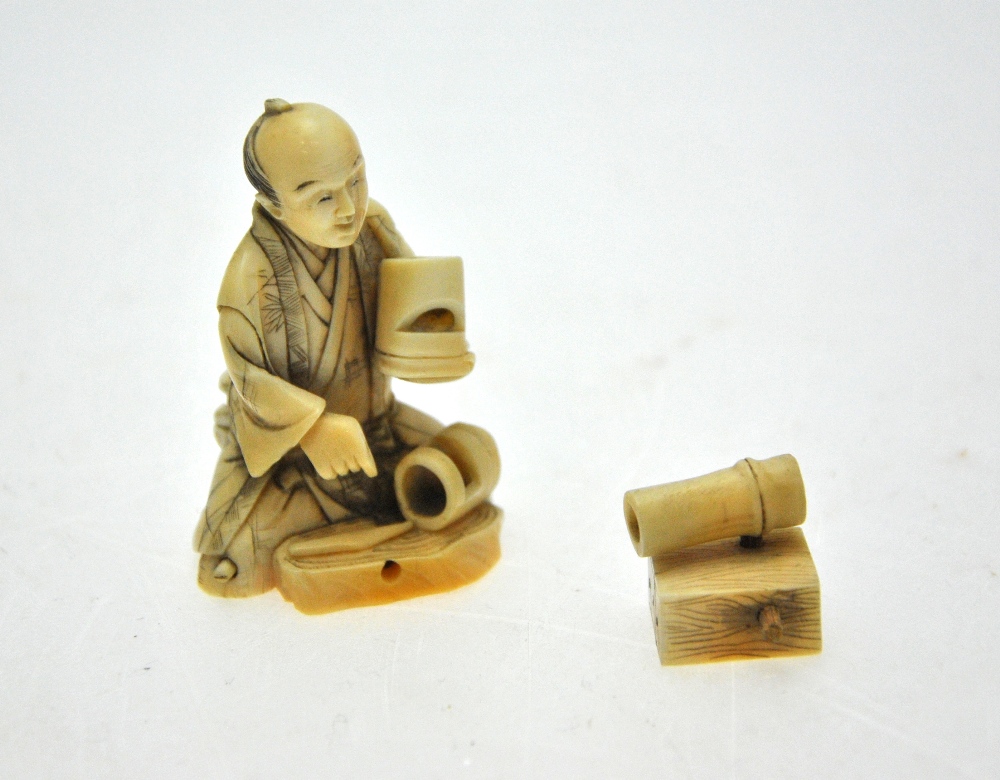 A Japanese sectional carving of an artisan, Meiji, 6 cm h. - Image 2 of 4