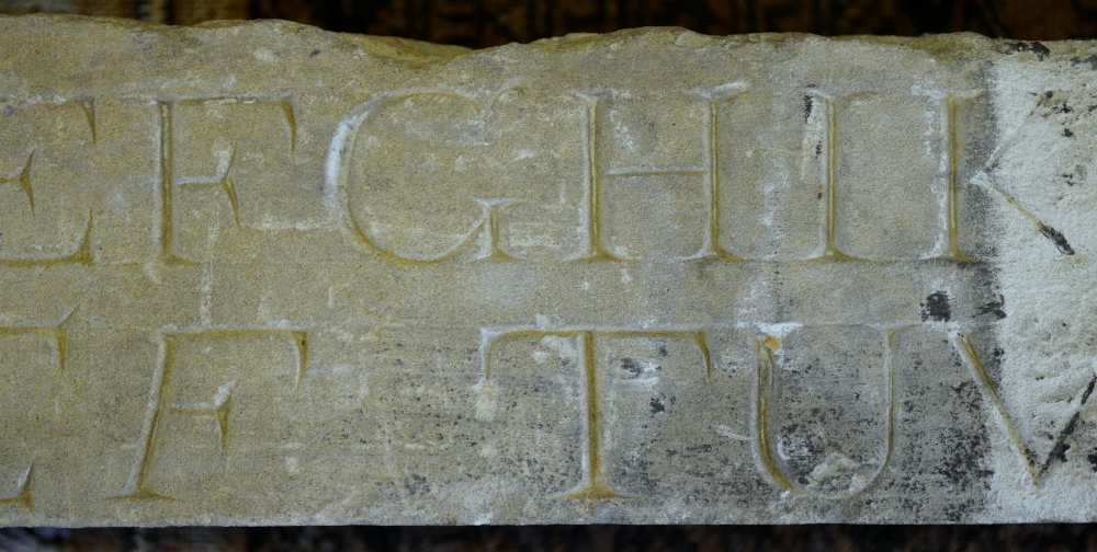 An antique sandstone beam carved on two sides with the letters of the alphabet a-z, 77 cm long x - Image 3 of 4
