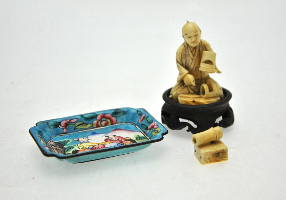 A Japanese sectional carving of an artisan, Meiji, 6 cm h.