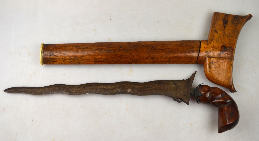 A late 19th/early 20th century Arabian dagger Kris with 32 cm wavy pamor blade and carved handle in - Image 4 of 5