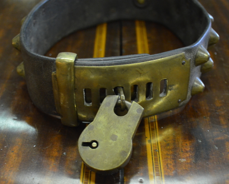 A 19th century French leather hunting-dog collar with brass ring, studs and padlock, plaque engraved - Image 2 of 4