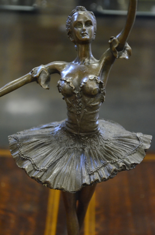 A brown patinated bronze figure of a ballerina signed Aldo Vitaleh, 26 cm, - Image 2 of 4