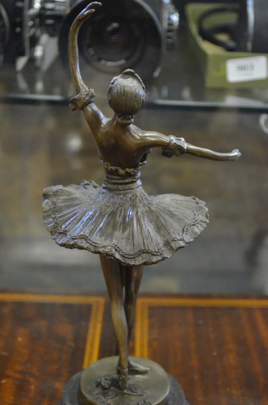 A brown patinated bronze figure of a ballerina signed Aldo Vitaleh, 26 cm, - Image 4 of 4