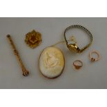 A large oval shell cameo brooch in yellow metal rope style mount stamped 9ct to/w a 9ct signet ring,