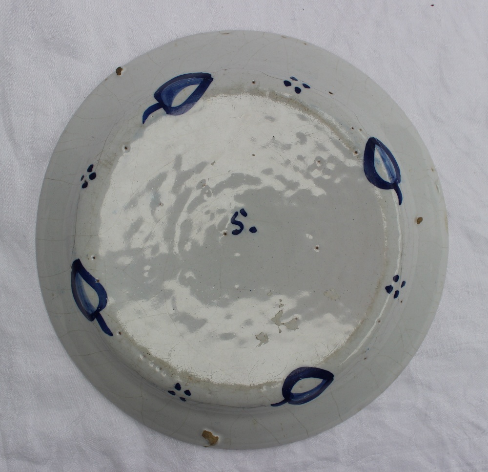 A blind earl pattern dish with a gilt sc - Image 11 of 11