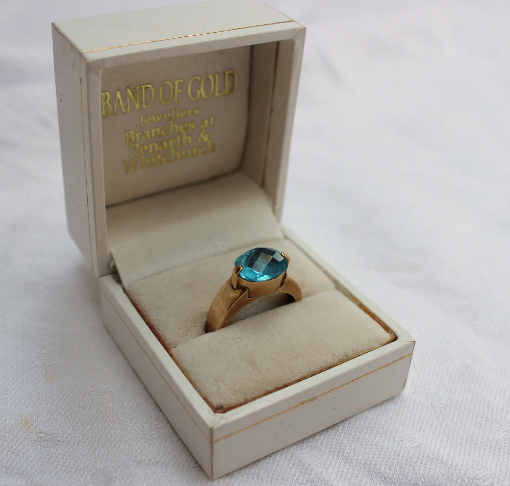 An aquamarine set ring to a yellow metal