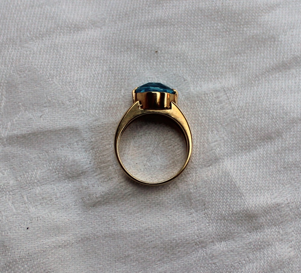 An aquamarine set ring to a yellow metal - Image 4 of 5