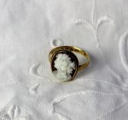 A Victorian shell cameo ring carved with