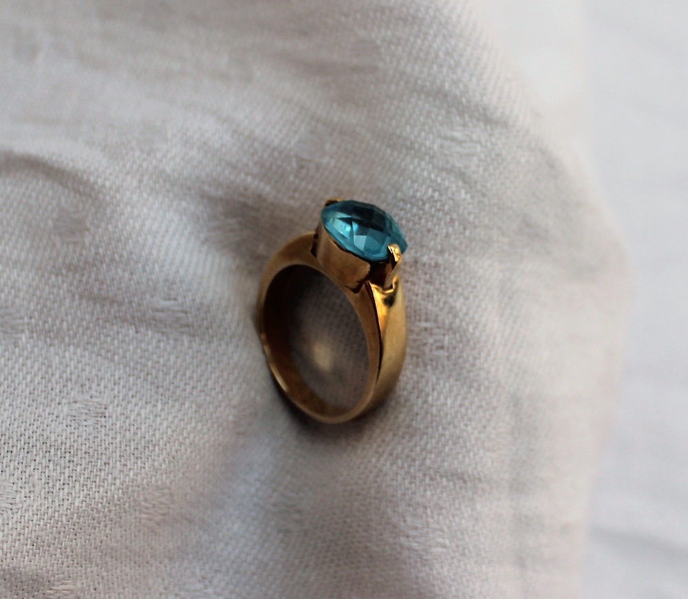 An aquamarine set ring to a yellow metal - Image 3 of 5