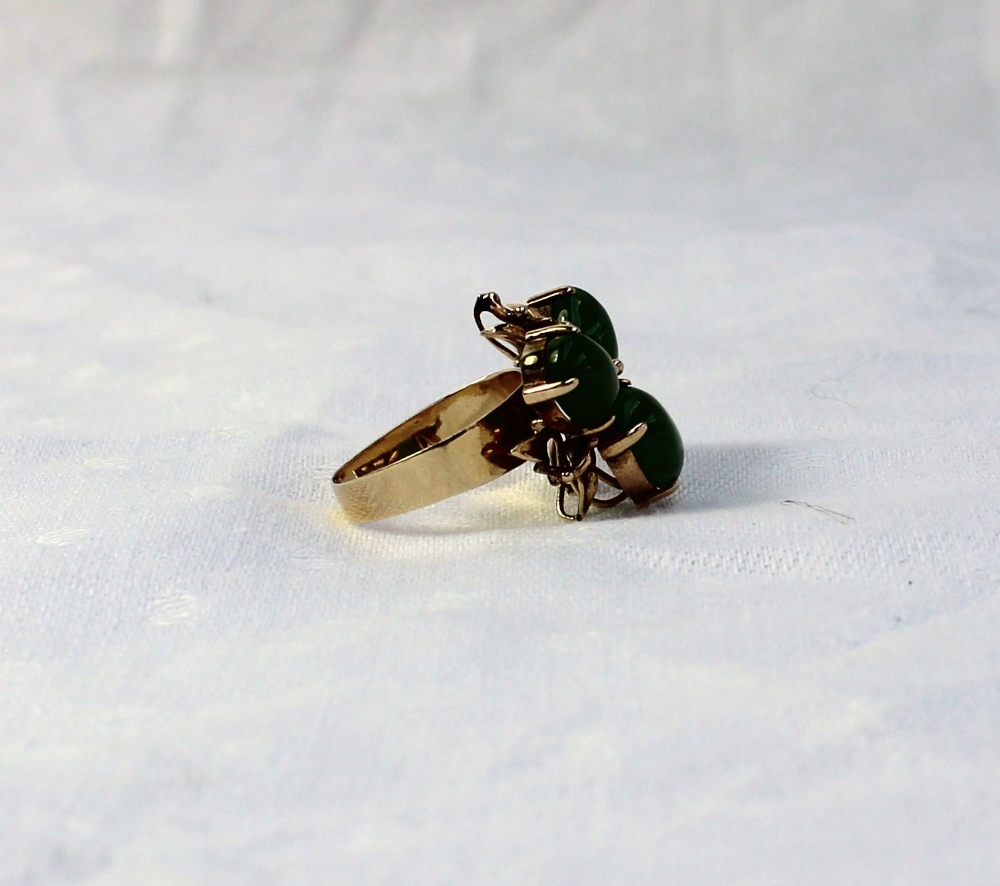 A Jade and yellow metal dress ring set w - Image 3 of 4