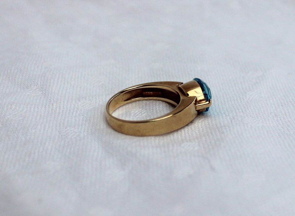 An aquamarine set ring to a yellow metal - Image 5 of 5