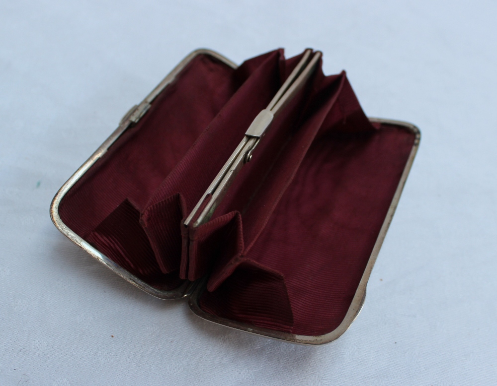 A George V silver purse of rectangular f - Image 5 of 5