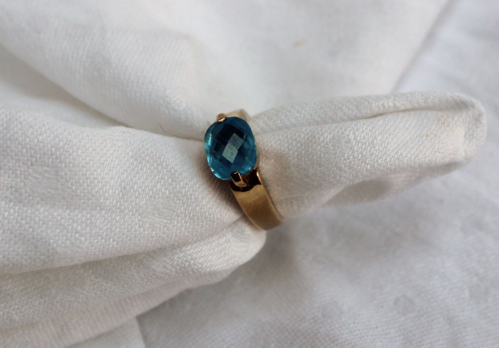 An aquamarine set ring to a yellow metal - Image 2 of 5