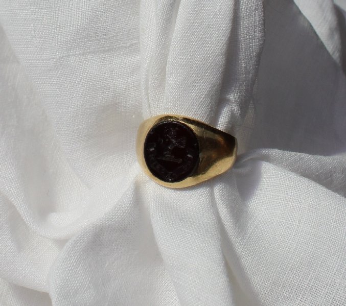 A Gentleman's signet ring with a hardstone seal to a yellow metal shank,