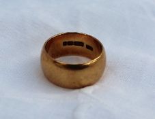 An 18ct yellow gold wedding band, approximately 14.