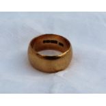 An 18ct yellow gold wedding band, approximately 14.