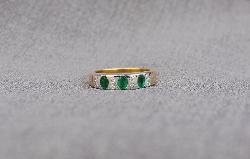 An Emerald and diamond ring set with three oval emeralds and eight brilliant cut diamonds to a - Image 3 of 4