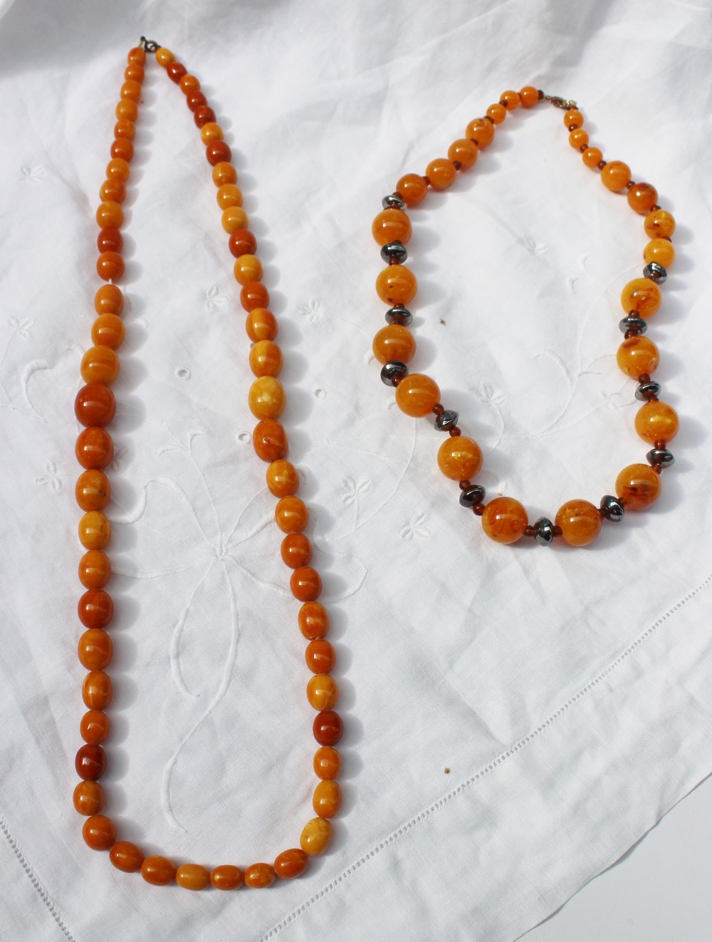 A single row necklace of sixty graduated oval amber beads approximately 67 grams, largest bead - Image 4 of 4