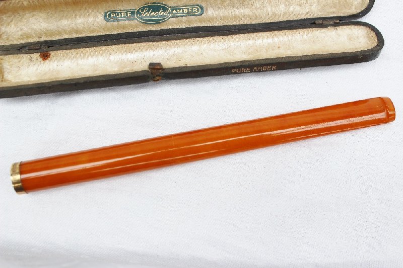 A yellow metal mounted amber cheroot holder (cased) together with a meerschaum pipe in the form of - Image 3 of 5