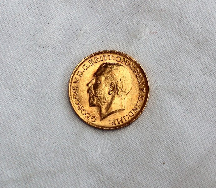 A George V gold sovereign dated 1911 - Image 2 of 2