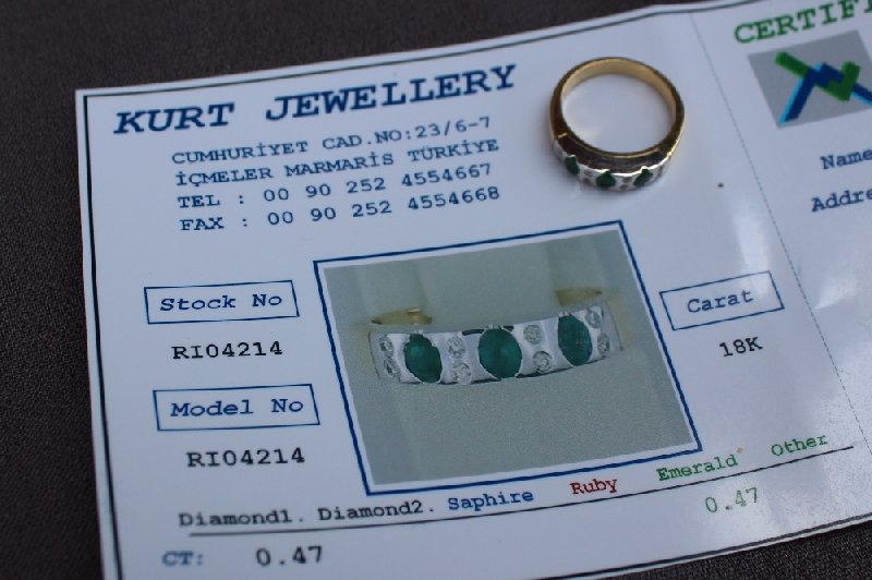 An Emerald and diamond ring set with three oval emeralds and eight brilliant cut diamonds to a - Image 4 of 4