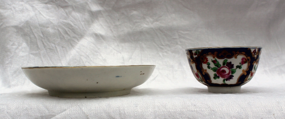 An 18th century Worcester polychrome decorated shallow bowl painted with sprays of garden flowers to - Image 4 of 5