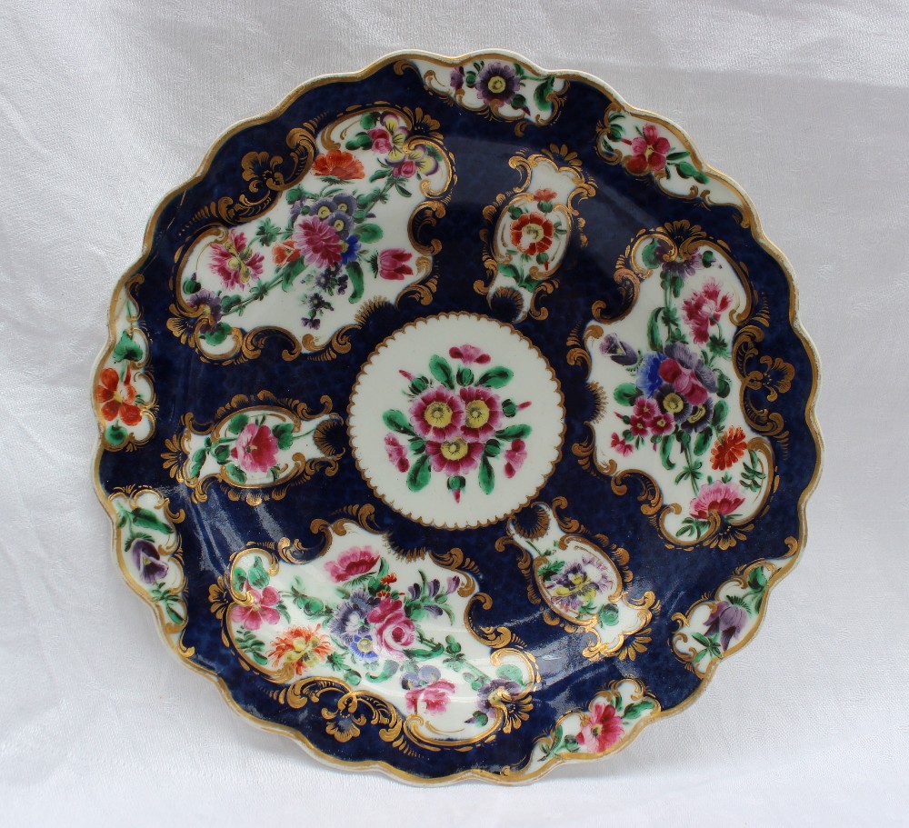 An 18th century Worcester polychrome decorated shallow bowl painted with sprays of garden flowers to - Image 2 of 5