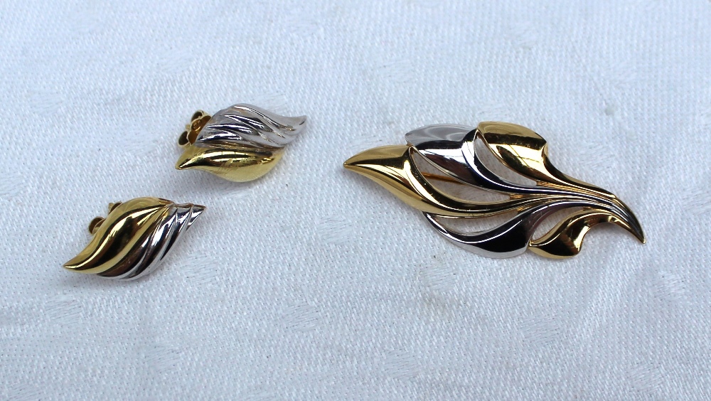 A pair of yellow metal earrings, of leaf shape marked 18k, approximately 3. - Image 2 of 3