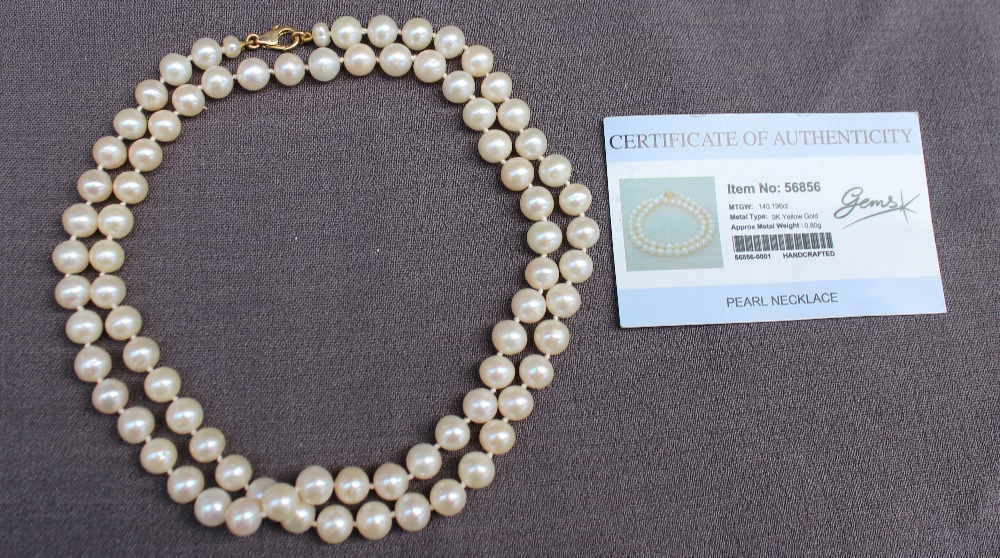 A pearl necklace set with eighty regular individually knotted pearls to a yellow metal clasp, - Image 4 of 5