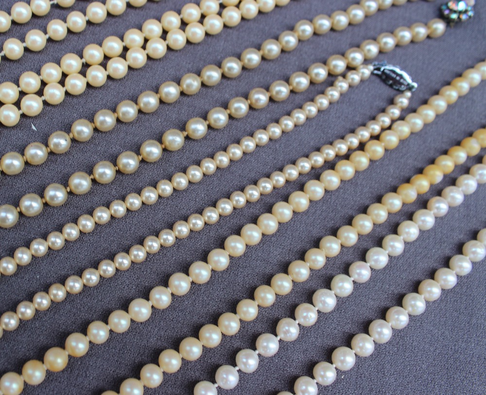 A pearl necklace set with eighty regular individually knotted pearls to a yellow metal clasp, - Image 2 of 5