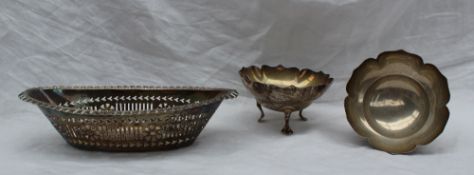 A late Victorian silver dish of pointed oval form with a pierced body, Chester, 1900, together