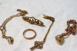 Assorted 9ct yellow gold jewellery including a wedding band, bracelet with padlock clasp, necklaces,
