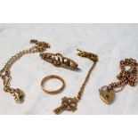 Assorted 9ct yellow gold jewellery including a wedding band, bracelet with padlock clasp, necklaces,