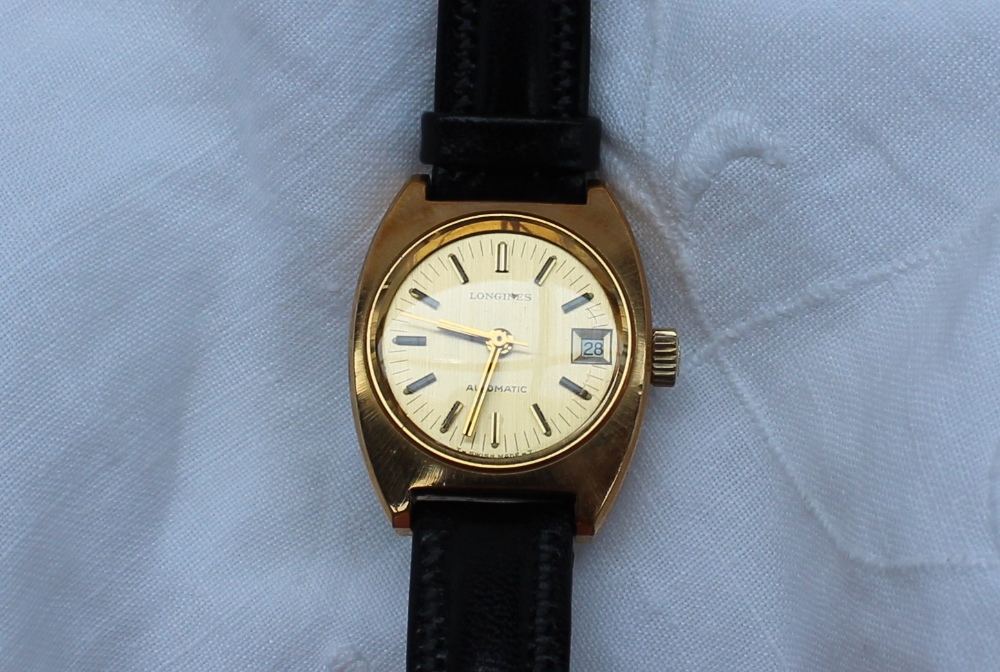 Longines - A Lady's yellow metal Longines automatic wristwatch, the gilt dial with date aperture and - Image 2 of 3