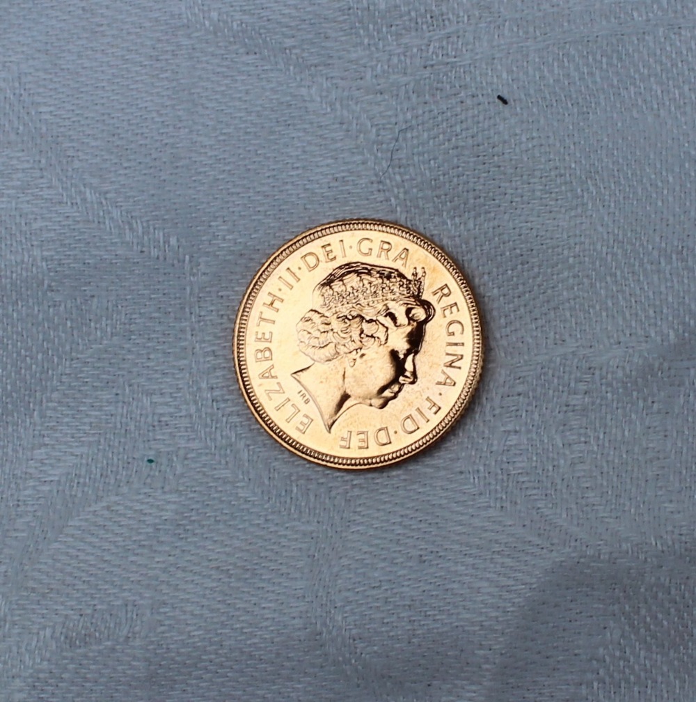 An Elizabeth II gold Sovereign dated 2000 - Image 2 of 2