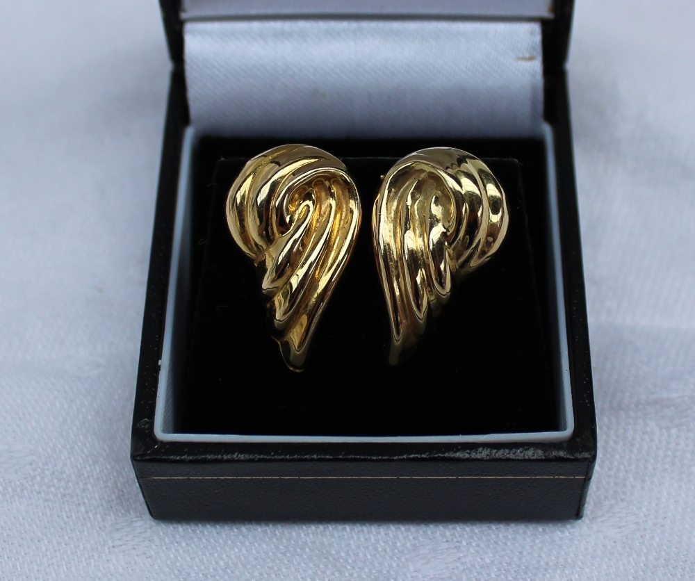 A pair of yellow metal earrings, of leaf shape marked 18k, approximately 3. - Image 3 of 3