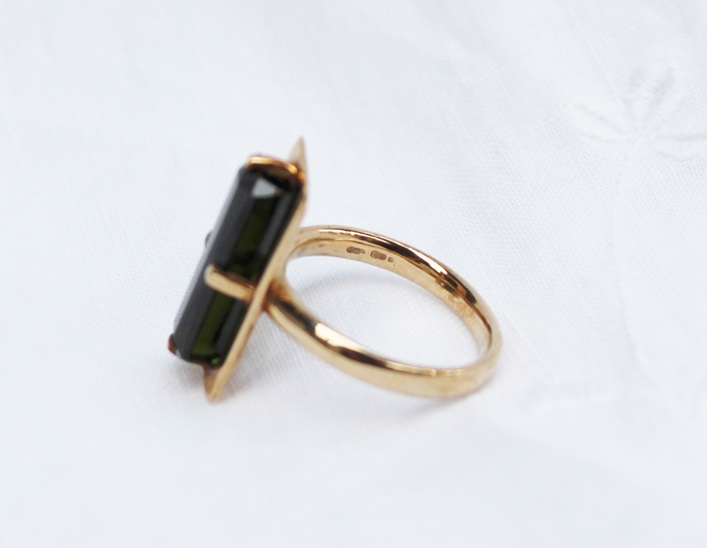 A 9ct yellow gold ring, set with a rectangular tourmaline measuring 18mm x 7mm, claw set, - Image 5 of 5