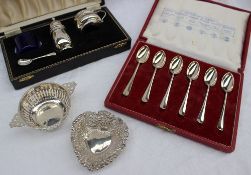 An Elizabeth II silver cased set of six tea spoons,
