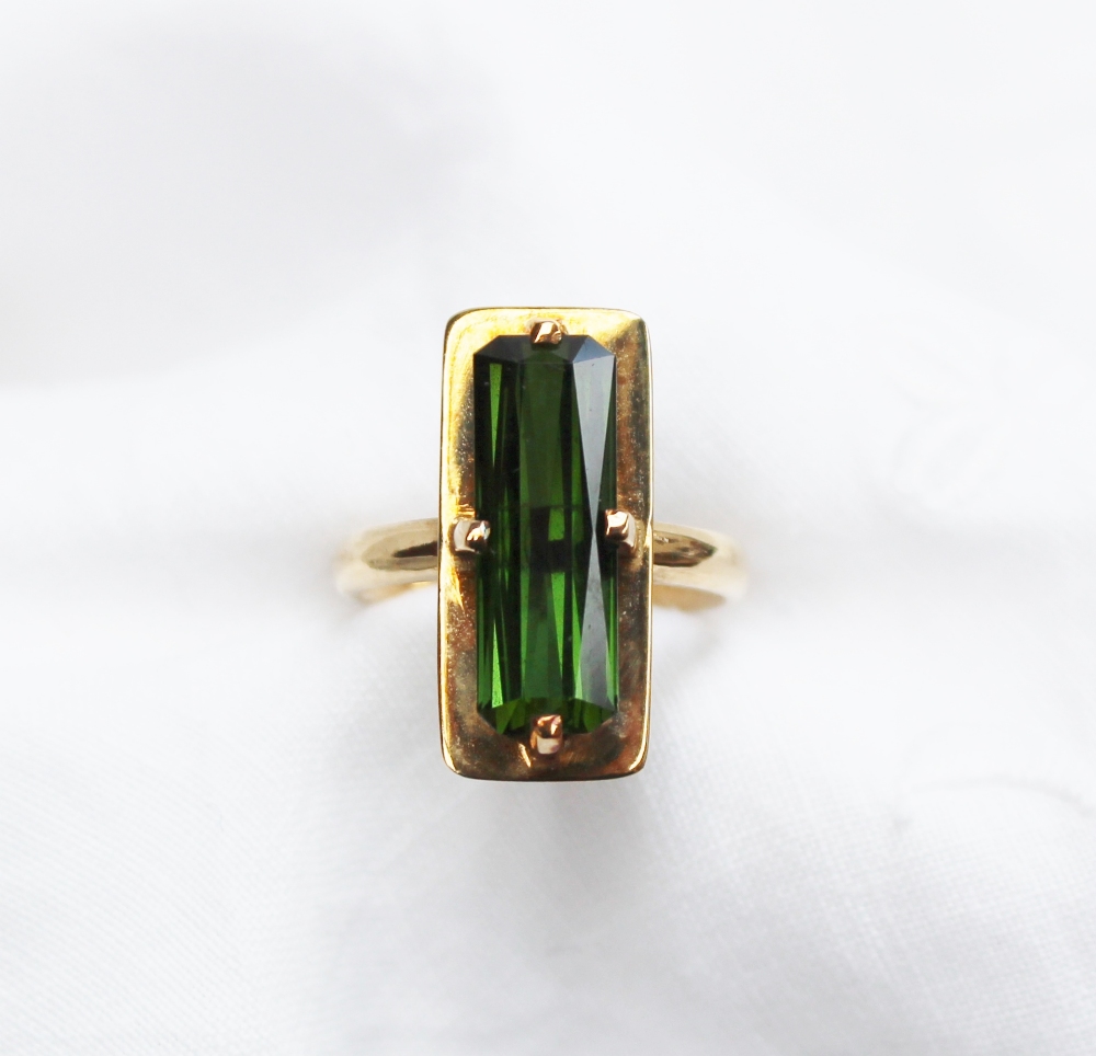 A 9ct yellow gold ring, set with a rectangular tourmaline measuring 18mm x 7mm, claw set, - Image 4 of 5