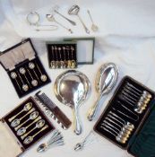 A set of six George V silver tea spoons, London, 1915, cased,