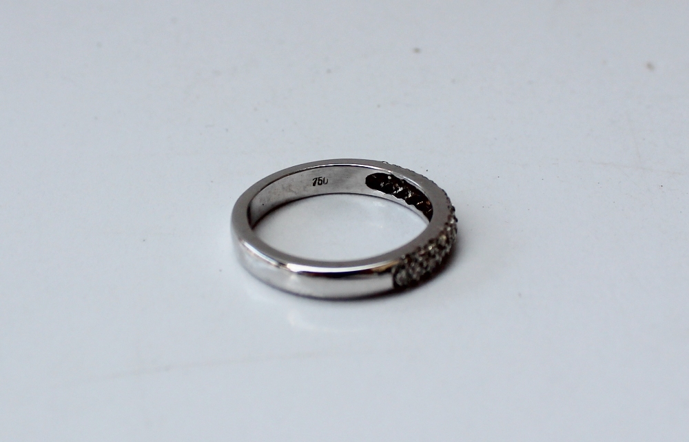 A diamond ring, - Image 2 of 2