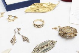 A 9ct gold band together with assorted costume jewellery including brooches,