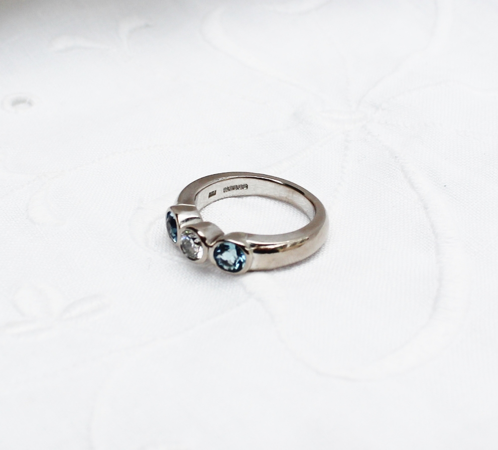 An 18ct white gold diamond and aquamarine ring set with two aquamarines and a brilliant cut diamond - Image 2 of 2